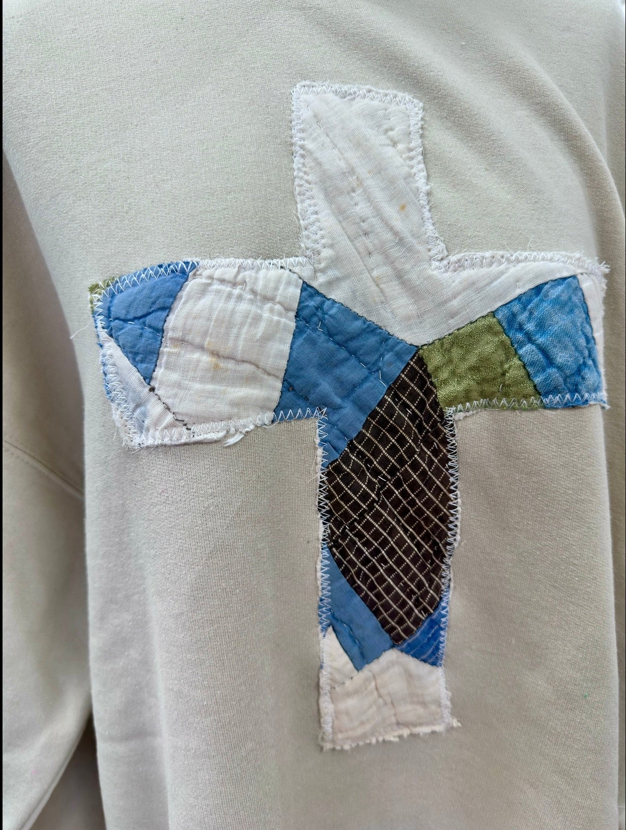 Handmade Sweatshirt With Quilted Cross 3/3